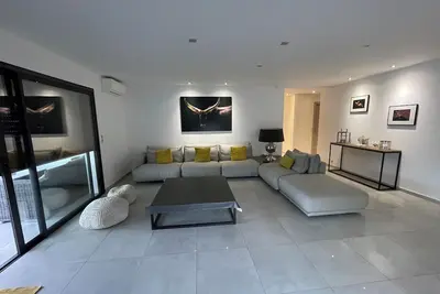 Image de Entre mer et montagne, appartement spacieux et au calme avec une superbe vue.