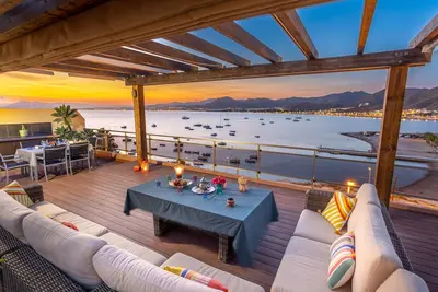 Image de Superbe Penthouse de Luxe avec Vue sur la Mer, Wi-Fi et Climatisation