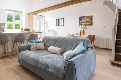 Image de Maison de caractère avec jardin et jeux, idéale pour familles