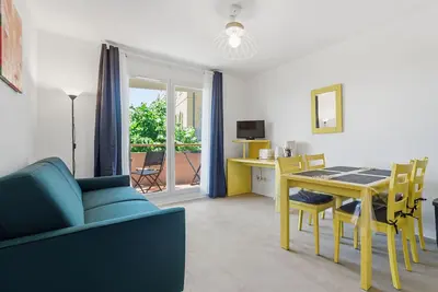 Image de Appartement rénové avec piscine proche du centre