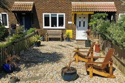 Image de Two minutes walk from beach. Located on quiet pathway. Dogs welcome.