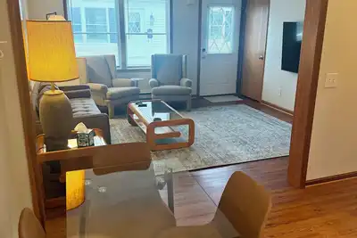 Image de Find comfort in this cozy, recently updated apartment. Featuring two bedrooms, a full kitchen with oak cabinets, and a generous living space. It's designed for easy living with a ranch-style, step-up entry. Located in a peaceful neighborhood.
