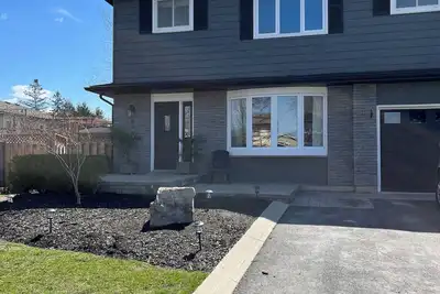 Image de Spacious Family Home • Quiet Street • Dining & Shops Nearby • 20 Mins to Airport