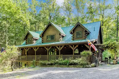 Image de Woodland Retreat • Craigside Lodge on Sugarloaf Mountain. Pet Friendly!