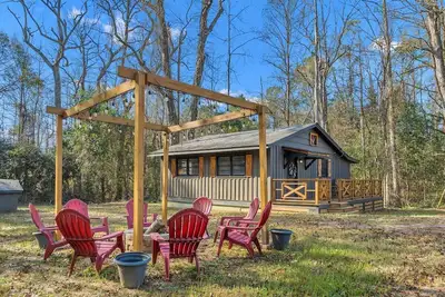 Image de 1-bedroom secluded cabin, minutes from downtown Dublin,