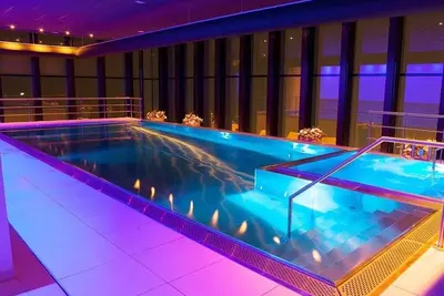 Image de Family Room in Central Leiden with Indoor Pool and Wellness Center