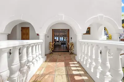 Image de Luxury 4br Villa: Vaulted Ceilings + Ocean Views + 6-seat golf cart.