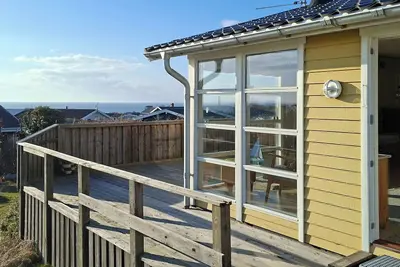 Image de Chaleureuse maison de vacances jaune avec vue sur la mer