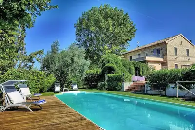 Image de Villa du XXe siècle avec piscine près d'Ostra