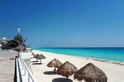 Image de Beach apartment with lounge chairs