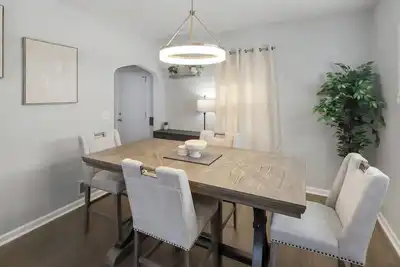 Image de 4br Newly Remodeled · Steps to Va Hospital · Garage · Sunroom · Sleeps 7