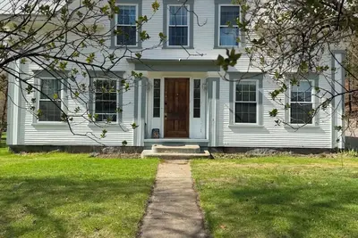 Image de Beautiful 2-bedroom apartment with Ac in charming Lowell. Newly renovated!