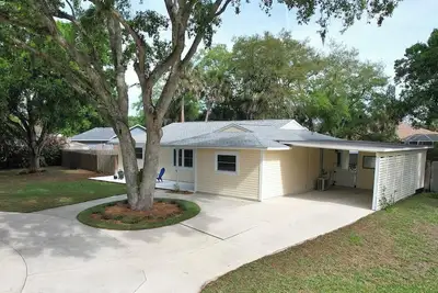 Image de Welcome to The Fun House! Charming 2 bedroom, 2 bath home in Sebastian with pool