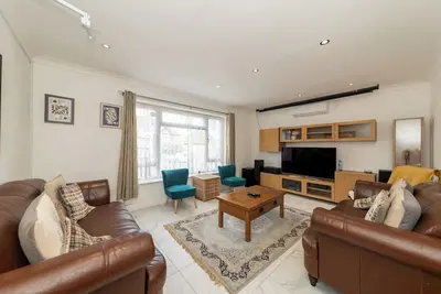 Image de Modern House 4 Parking & Excellent Transport Links - Pass the Keys