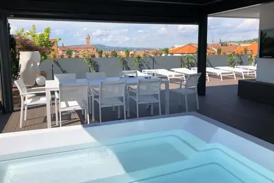 Image de Penthouse exclusif dans le centre historique d'Alba, terrasse panoramique avec jardin, piscine privé et solarium.