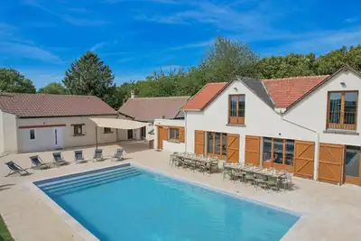 Image de So Villas Villeblevin (89) - Piscine chauffée - Basket - 2h de Paris - 30p.