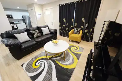 Image de Modern serene 2-bedroom house with dedicated workspace in Lawrence