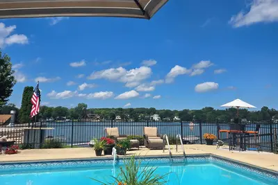 Image de Lakefront home with in-ground pool and lake access -3 bedrooms