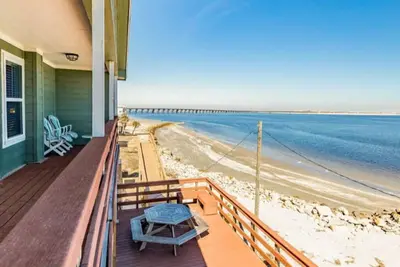 Image de Waterfront House with Beach Access and Beautiful Sunrises