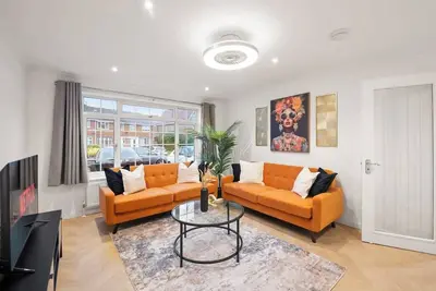 Image de Near Town Centre, Big Patio, Free Parking Sleeps 8
