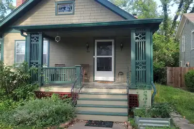 Image de 2-bedroom bungalow retreat in charming Lawrence