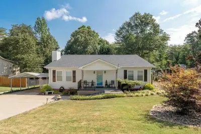 Image de 3-bedroom house, 4 queen beds, Game Room, Ac, 6. 5 miles to Downtown Greenville