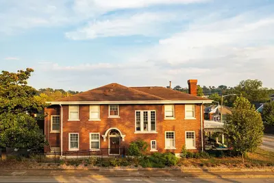 Image de Historic 1915 3br · No Pet Fees · Porch Views