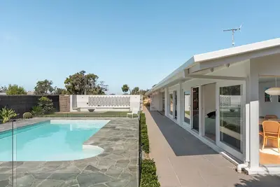 Image de Pavilion 22 – Mid-Century Coastal Escape