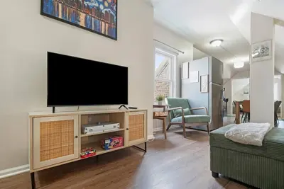 Image de Cozy Chic Retreat Near Downtown - Sleeps 7 - Urban City View