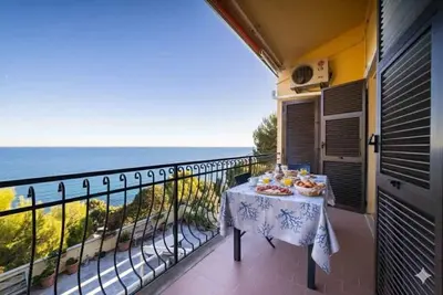 Image de Appartement de vacances avec climatisation et balcon avec vue sur la mer