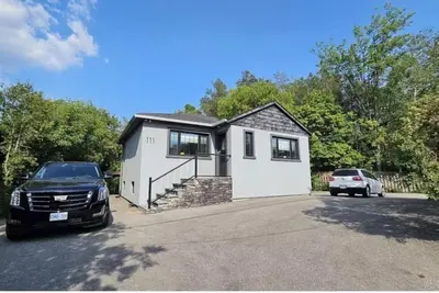 Image de Lovely 3 bedroom house with 2 bathrooms lots of parking spots