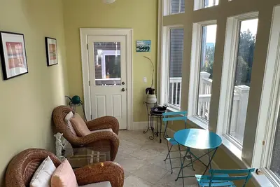 Image de Custom built 3-bedroom house with forest as backyard and quick access to city