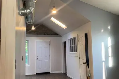 Image de Industrial Loft 2br w/ Exposed Brick + 2 Private Decks with Backyard