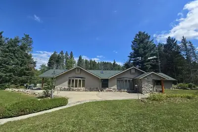 Image de Spacious Family Retreat w/ 3br Main House + 2br Guest House in Curran