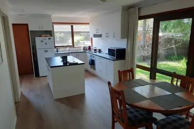 Image de 40 minutes from Melbourne central. Comfortable, secure, quiet Unit/Apartment