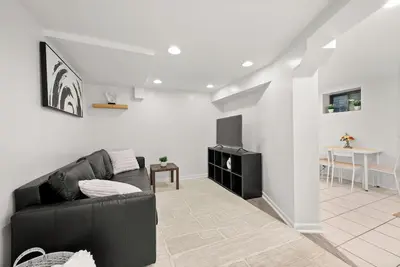 Image de 2br Garden Suite in Lakeview | Walk to Wrigley