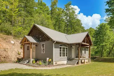 Image de On 18 Acres! Secluded Leicester Home w/ Fire Pit