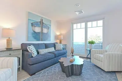 Image de Premier Ocean View Corner Condo (750s. F. )