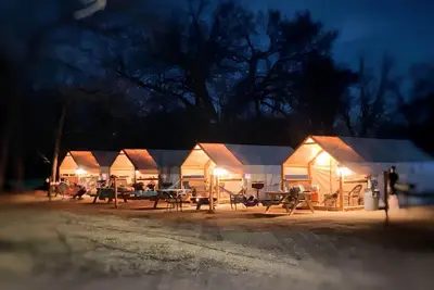 Image de Riverside Oasis: Luxury Safari Tent near Kingsbury, Texas, Perfect for a Family Glamping Vacation
