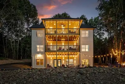 Image de Unique Star Wars-Inspired Vacation Stay with Fire-Pit Lounge near Rock City & Lookout Mountain | Fairview, Ga