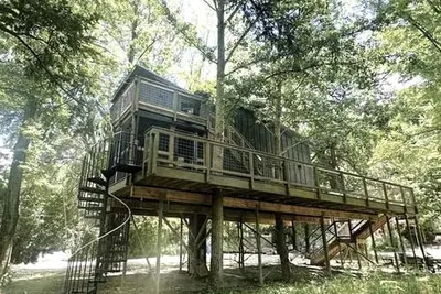 Image de Modern Treehouse Retreat with River Access near Starved Rock State Park in Utica, Illinois