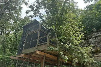 Image de Luxury Treehouse Retreat with Stunning Decks & Creek Access Near Starved Rock State Park, Ottawa, Il