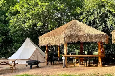 Image de Relaxation and Fun Combined Glamping Tents M & In-Water Picnic Table L in Kingsbury, Tx