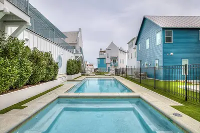Image de South Gable- Cozy Bunkhouse Retreat with Pool plus Hot Tub at Carlton Landing