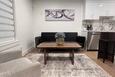 Image de Golfing, beaches, shopping, ferries. Beautiful 2 bdrm guest suite in Tsawwassen.