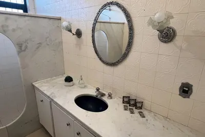 Image de Spacious classic in a prime location.