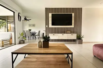 Image de Beach & City Escape: Beautiful 5-Br house with Ac in Zaragoza. Community Pool!