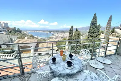 Image de Appartement à Roses avec terrasse, cuisine équipée et garage privé