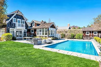 Image de Beautiful Shingled Southampton Retreat, Perfect Escape for Families and. . .
