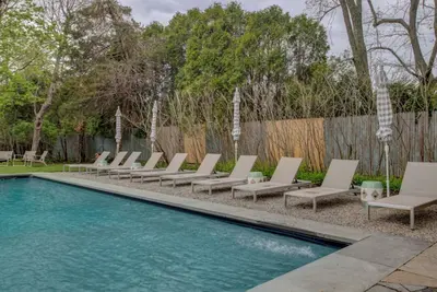 Image de Southampton estate with oversized pool, chefs kitchen, vast lawn, . . .